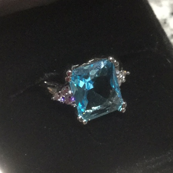 SOLD ⭐️Unusual Emerald Cut Blue Topaz Ring⭐️ - Picture 4 of 7